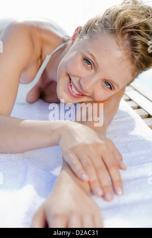 Frau Handauflegen Handtuch im freien Stockfoto