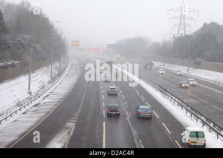 Solihull, Großbritannien. 18. Januar 2013. Schneefall in vielen Teilen von England und Wales verursacht schlechte Fahrbedingungen, Autobahnen wie die M42 vorbei Solihull. Bildnachweis: TJPhotos / Alamy Live News Stockfoto