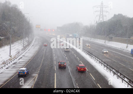 Solihull, Großbritannien. 18. Januar 2013. Schneefall in vielen Teilen von England und Wales verursacht schlechte Fahrbedingungen, Autobahnen wie die M42 vorbei Solihull. Bildnachweis: TJPhotos / Alamy Live News Stockfoto