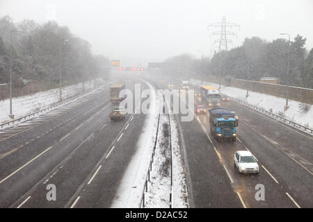 Solihull, Großbritannien. 18. Januar 2013. Schneefall in vielen Teilen von England und Wales verursacht schlechte Fahrbedingungen, Autobahnen wie die M42 vorbei Solihull. Bildnachweis: TJPhotos / Alamy Live News Stockfoto