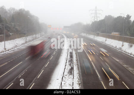 Solihull, Großbritannien. 18. Januar 2013. Schneefall in vielen Teilen von England und Wales verursacht schlechte Fahrbedingungen, Autobahnen wie die M42 vorbei Solihull. Bildnachweis: TJPhotos / Alamy Live News Stockfoto