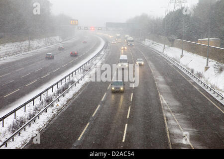 Solihull, Großbritannien. 18. Januar 2013. Schneefall in vielen Teilen von England und Wales verursacht schlechte Fahrbedingungen, Autobahnen wie die M42 vorbei Solihull. Bildnachweis: TJPhotos / Alamy Live News Stockfoto