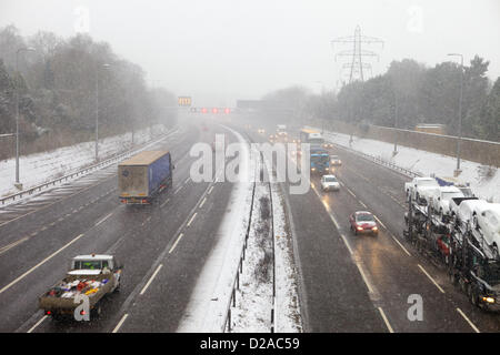 Solihull, Großbritannien. 18. Januar 2013. Schneefall in vielen Teilen von England und Wales verursacht schlechte Fahrbedingungen, Autobahnen wie die M42 vorbei Solihull. Bildnachweis: TJPhotos / Alamy Live News Stockfoto