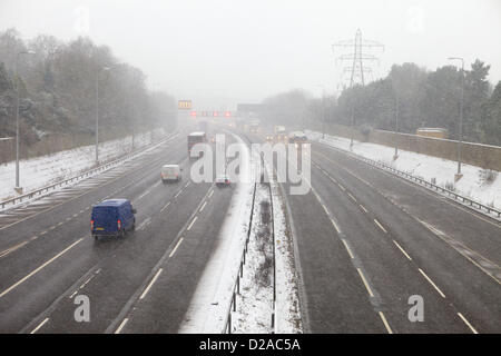 Solihull, Großbritannien. 18. Januar 2013. Schneefall in vielen Teilen von England und Wales verursacht schlechte Fahrbedingungen, Autobahnen wie die M42 vorbei Solihull. Bildnachweis: TJPhotos / Alamy Live News Stockfoto