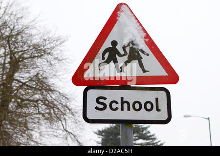 Solihull, West Midlands, UK. 18. Januar 2013. Schule-Straßenschild mit Schnee neben Straße bedeckt. Bildnachweis: TJPhotos / Alamy Live News Stockfoto