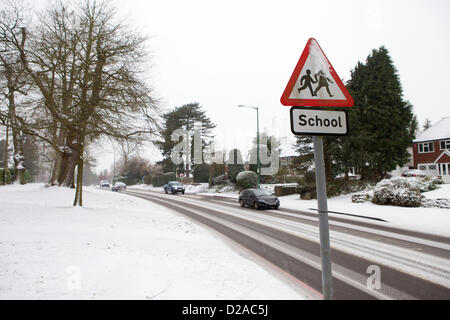 Solihull, West Midlands, UK. 18. Januar 2013. Schule-Straßenschild mit Schnee neben Straße bedeckt. © TJPhotos / Alamy Live News. Bildnachweis: TJPhotos / Alamy Live News Stockfoto