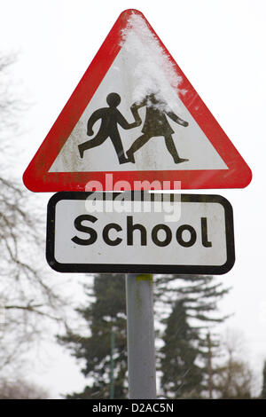 Solihull, West Midlands, UK. 18. Januar 2013. Schule-Straßenschild mit Schnee neben Straße bedeckt. © TJPhotos / Alamy Live News. Bildnachweis: TJPhotos / Alamy Live News Stockfoto