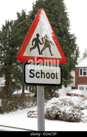 Schule-Straßenschild mit Schnee neben Straße bedeckt. © TJPhotos / Alamy Live News. Bildnachweis: TJPhotos / Alamy Live News Stockfoto