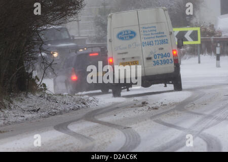 Wales, UK, 18. Januar 2013. Halfords LKW im Schnee stecken bleibt und blockiert die A44 Trunk Road in der Nähe von Ponterwyd in mid Wales. Starker Schneefall und starkem Wind verursachen gefährliche Fahrbedingungen auf walisischen Straßen. Stockfoto