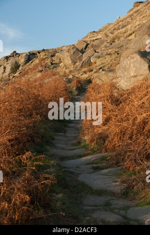 Steilen Weg an die Weltspitze der Stanage Edge, Hathersage Moor, Peak District, Derbyshire, UK Stockfoto