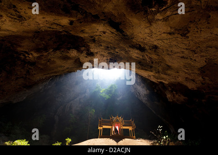 Ätherisch Morgenlicht in heilige Höhle und goldenen Tempel, Sam Roi Yot, Thailand Stockfoto