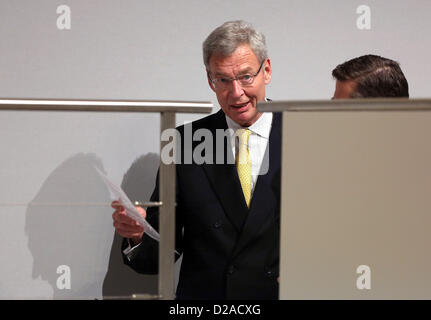 Die ThyssenKrupp-Aufsichtsratsvorsitzende Gerhard Cromme erwartet Anfang der ThyssenKrupp Hauptversammlung in Bochum, Deutschland, 18. Januar 2013. Aktionäre einer der größten Stahlproduzenten der Welt versammelten sich zur Hauptversammlung. Foto: OLIVER BERG Stockfoto