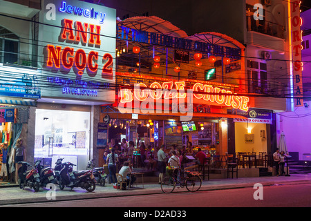 Vietnam, Nha Trang, typische Bar in der Abenddämmerung Stockfoto