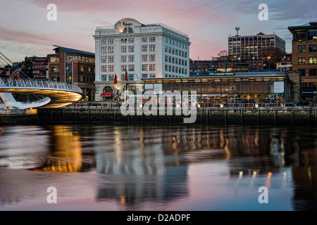 Newcastle Quayside mit Krug & Klavier und Malmaison Hotel gesehen über den Fluss Tyne in Gateshead Stockfoto