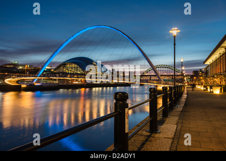 Lichter spiegeln sich in den Fluss Tyne aus und Sage Gateshead Millennium Bridge diese Sicht von Newcastle Quayside bei Nacht Stockfoto