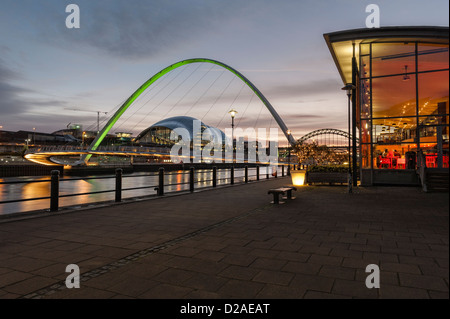 Fluß Tyne und Millennium Bridge aus Newcastle Quayside Stockfoto