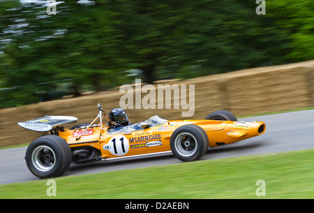 McLaren-Cosworth M14A 1970 mit Fahrer Scott Drnek auf die 2012 Goodwood Festival of Speed, Sussex, UK. Stockfoto