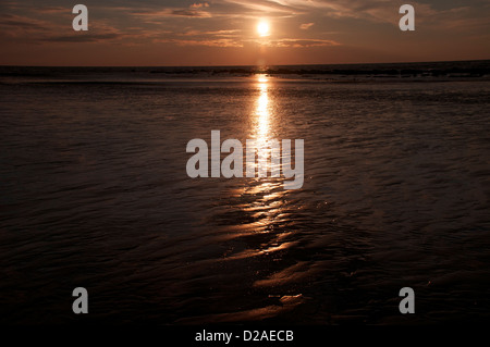 Januar-Sonnenaufgang über dem Meer an Hastings East sussex Stockfoto