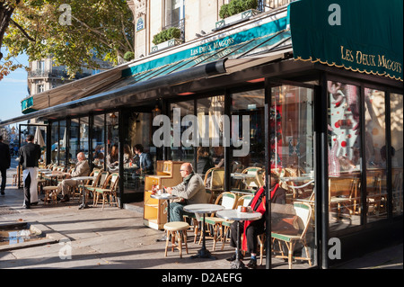 Kunden an einem sonnigen Herbstmorgen im berühmten Paris Café Les Deux Magots in Saint-Germain-des-Prés Stockfoto