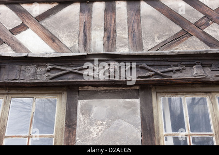 Makabre Holzschnitzereien an L'Aître Saint-Maclou (alte Beinhaus), Rouen, Haute-Normandie, Frankreich Stockfoto