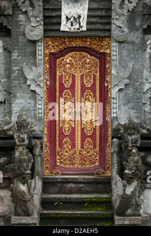 Eingang zum Indonesien hindu-Tempel mit geschnitzten Holztür. Stockfoto