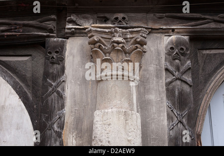 Makabre Holzschnitzereien an L'Aître Saint-Maclou (alte Beinhaus), Rouen, Haute-Normandie, Frankreich Stockfoto