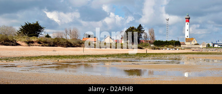 Panorama-Foto von Strand bei Ebbe und Leuchtturm von Ouistreham, Gemeinde im Département Calvados in Frankreich Stockfoto