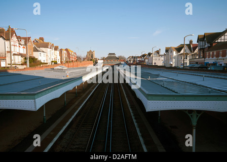 Leer-Plattformen in Bexhill am Meer Railway Station East Sussex UK Stockfoto