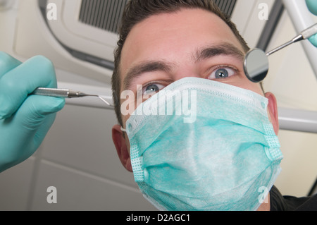 Bild des Zahnarztes, wie aus Sicht des Patienten gesehen liegen auf dem Stuhl Stockfoto