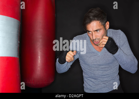 Boxer mit Boxsack training Stockfoto