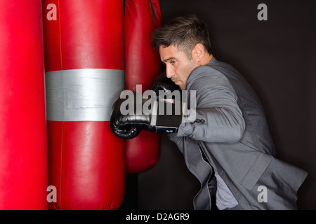 Boxer mit Boxsack training Stockfoto