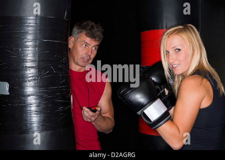 Boxer mit Trainer im Fitness-Studio Stockfoto