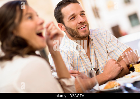 Freunde im Gespräch beim Abendessen Stockfoto