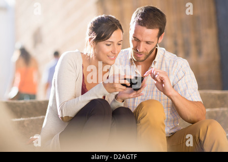 Paar Bilder vor der Kamera zu betrachten Stockfoto