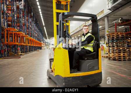 Arbeiter operative Stapler im Lager Stockfoto