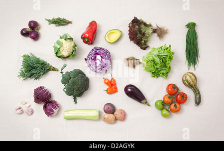 Gemüse auf Zähler angeordnet Stockfoto