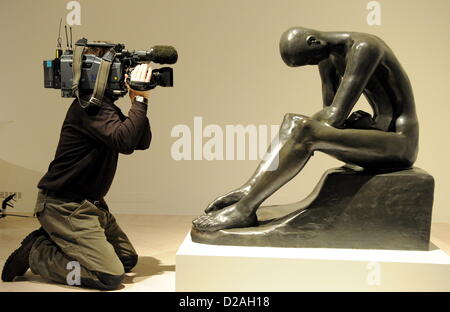 Ein Kameramann filmt die Bronzeskulptur "Sitzt Jugend" von Wilhelm Lehmbruck (1881-1919) in Schleswig, Deutschland, 18. Januar 2013. Die Ausstellung im Schloss Gottorf, die 120 Werke des berühmten deutschen Bildhauers zeigt, läuft vom 20 Januar bis 21. April 2013. Foto: Carsten Rehder Stockfoto