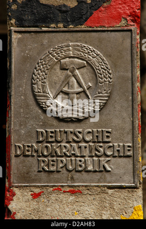 Deutschland. Berlin. Das Staatswappen der Deutschen Demokratischen Republik. Einen Hammer und einen Kompass, umgeben von einem Kranz aus Roggen. Stockfoto