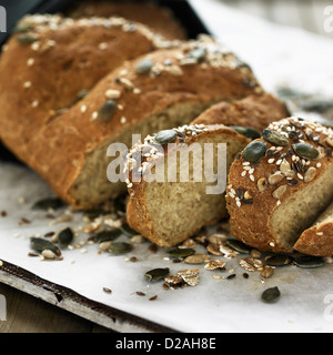 Schnittbrot Vollkorn an Bord Stockfoto