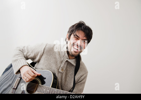 Mann spielt Gitarre im freien Stockfoto