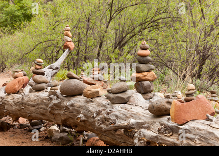 Stapel von Steinen auf einem toten Baumstamm am Buddha Beach in der Nähe von Cathedral Rock in West Sedona, Arizona, USA Stockfoto