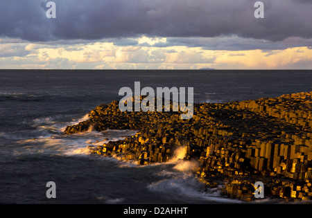 Letzten Strahlen der Sonne auf die basaltischen Spalten aus der berühmten Giant es Causeway in Nordirland. Stockfoto