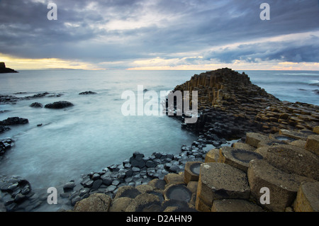 Ruhigen Gewässern bei Sonnenuntergang über die berühmte Giant es Causeway UNESCO-Weltkulturerbe in Nordirland. Stockfoto