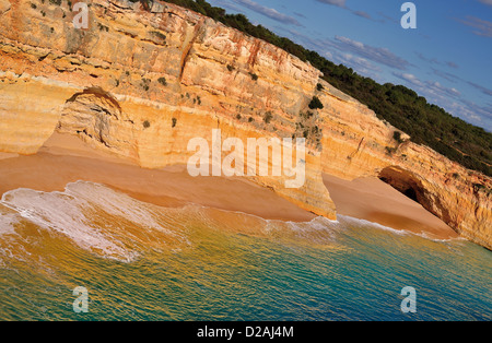 Portugal, Algarve: Panoramablick auf einsamen Strand mit Kalkstein-Höhlen und Felsen rund um Carvoeiro Stockfoto