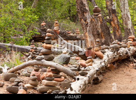 Stapel von Steinen am Buddha Beach in der Nähe von Cathedral Rock in West Sedona, Arizona, USA Stockfoto