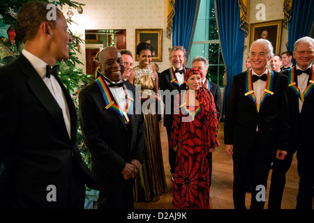 US-Präsident Barack Obama und First Lady Michele Obama mit der 2012 Kennedy Center Honorees im Blue Room des weißen Hauses vor einem Empfang 2. Dezember 2012 in Washington, DC zu sprechen. Von links, die Preisträger sind: Chicago Bluesman Buddy Guy, Led Zeppelin Keyboarder und Bassist John Paul Jones, Led Zeppelin Sänger Robert Plant, Ballerina Natalia Makarova, Schauspieler Dustin Hoffman, Led Zeppelin-Gitarrist Jimmy Page und TV-Komiker David Letterman. Stockfoto