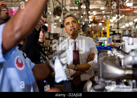 US-Präsident Barack Obama tourt die Daimler Detroit Diesel Facility 10. Dezember 2012 in Redford, Michigan. Stockfoto