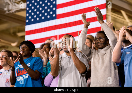 Arbeiter applaudieren, während Präsident Barack Obama Bemerkungen bei Daimler Detroit Diesel Facility 10. Dezember 2012 in Redford, Michigan. Stockfoto