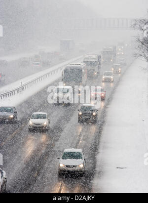 Verkehr im Schnee auf M3 in Chobham, Surrey, UK. Stockfoto