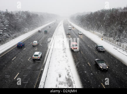 Verkehr im Schnee auf M3 in Chobham, Surrey. Stockfoto